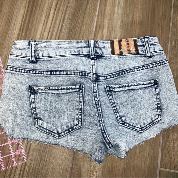 Hot shorts! - Picture 3 of 5